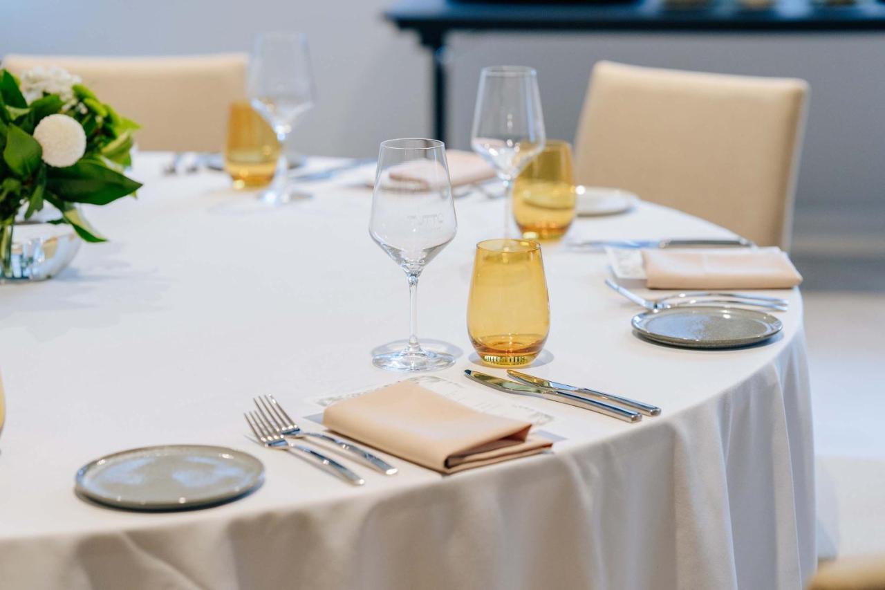 เป็ปเปอร์ เวย์เมาท์ แอดิเลด Hotel ภายนอก รูปภาพ A table set for fine dining