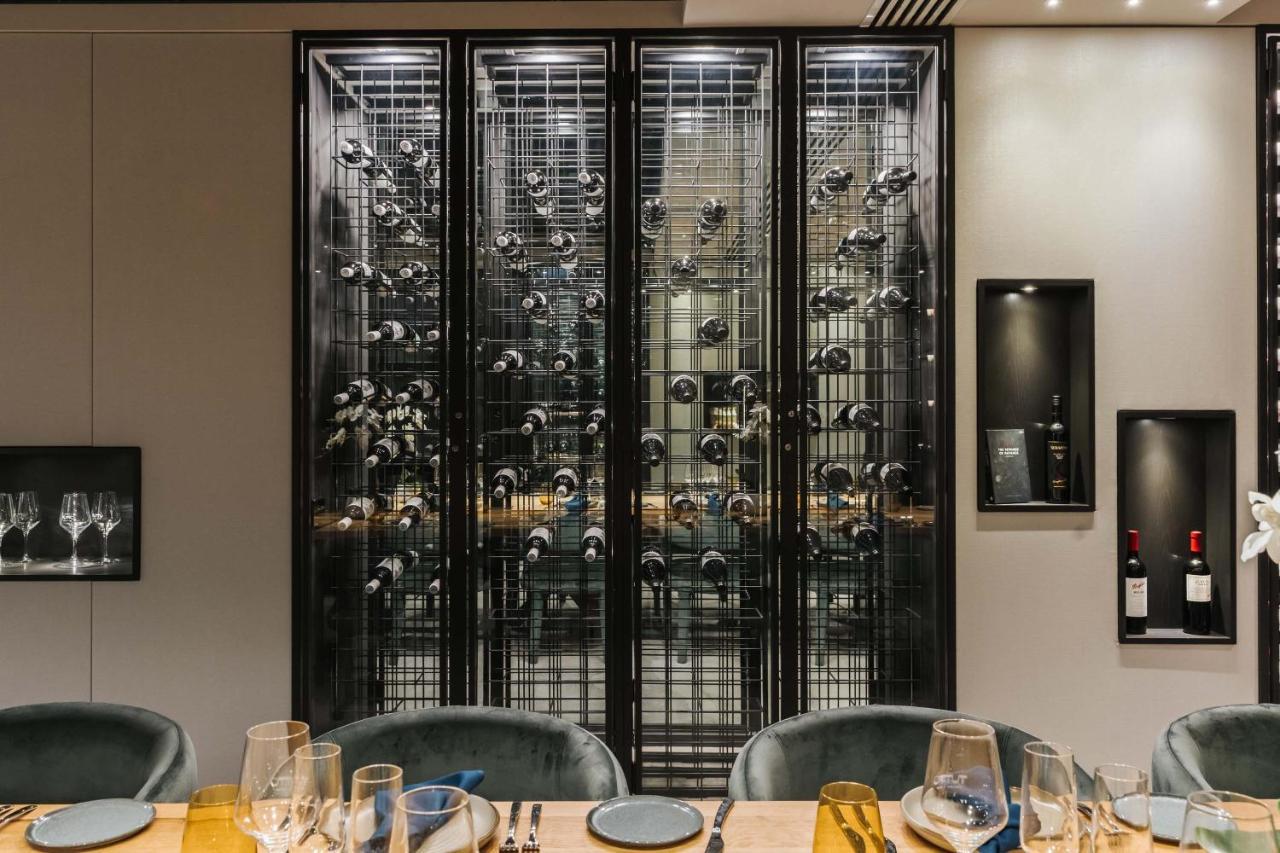 เป็ปเปอร์ เวย์เมาท์ แอดิเลด Hotel ภายนอก รูปภาพ Wine display at the restaurant