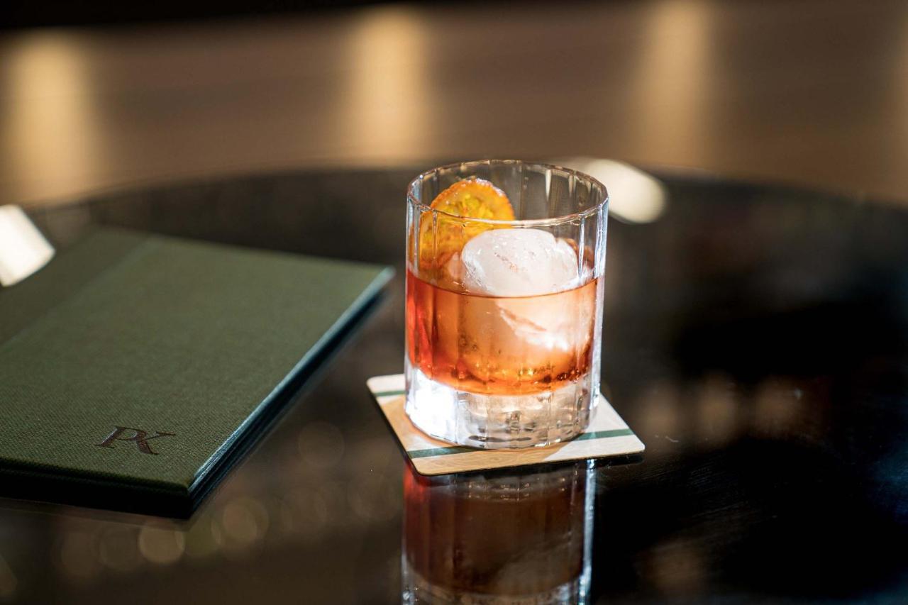 เป็ปเปอร์ เวย์เมาท์ แอดิเลด Hotel ภายนอก รูปภาพ A Negroni cocktail