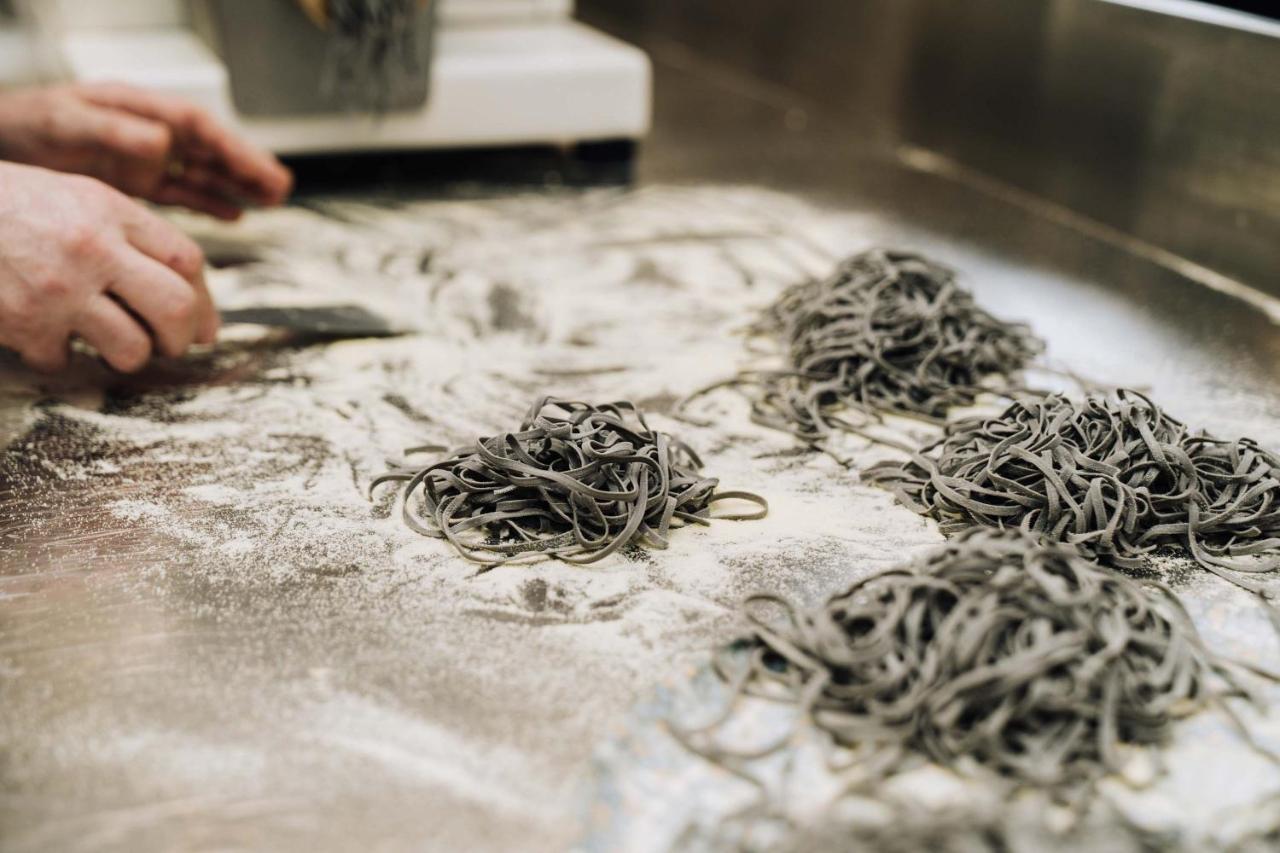 เป็ปเปอร์ เวย์เมาท์ แอดิเลด Hotel ภายนอก รูปภาพ Squid ink pasta