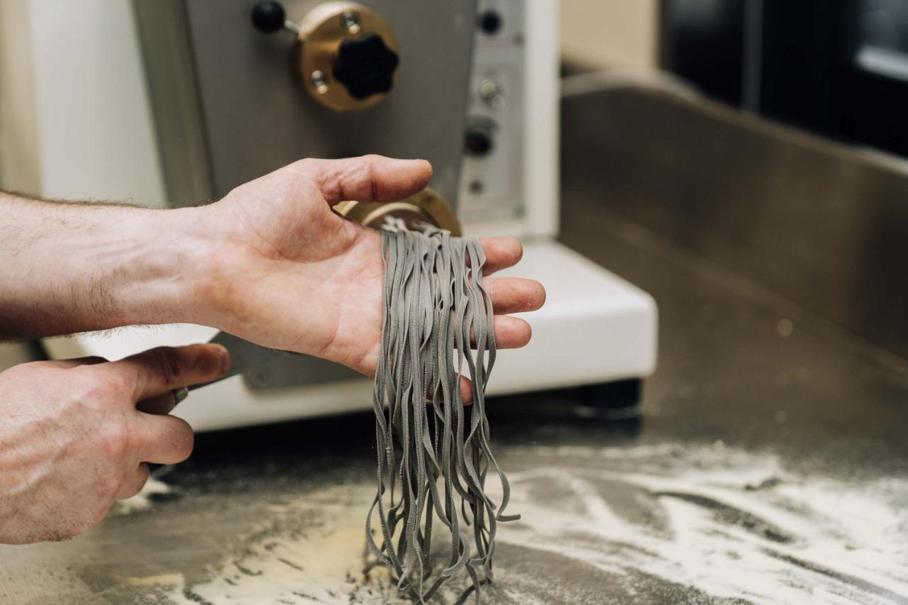 เป็ปเปอร์ เวย์เมาท์ แอดิเลด Hotel ภายนอก รูปภาพ Pasta being made with a pasta machine