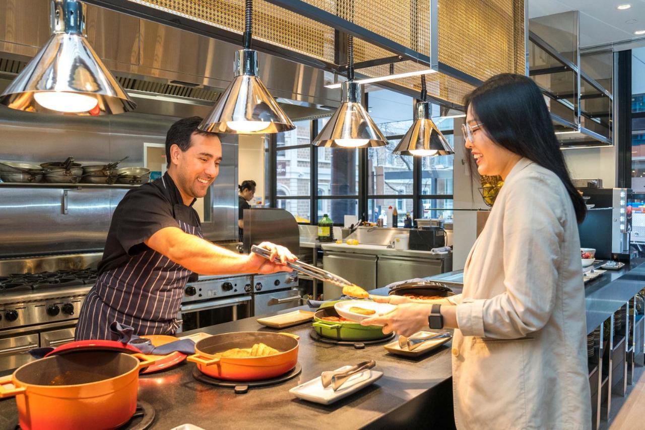 เป็ปเปอร์ เวย์เมาท์ แอดิเลด Hotel ภายนอก รูปภาพ A chef serving food at a restaurant