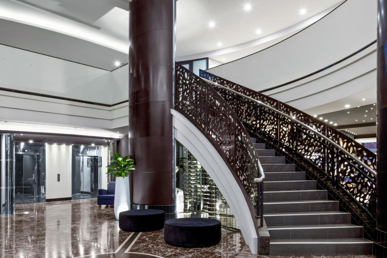 เป็ปเปอร์ เวย์เมาท์ แอดิเลด Hotel ภายนอก รูปภาพ The staircase at the lobby